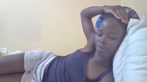Snapshot of pretty_petite_ebony chatting on 01.14.25 pretty_petite_ebony online show from 01.14.25