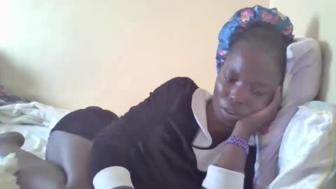 Snapshot of pretty_petite_ebony chatting on 01.24.25 pretty_petite_ebony online show from 01.24.25