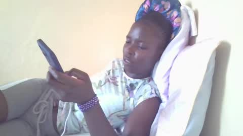 Snapshot of pretty_petite_ebony chatting on 01.28.25 pretty_petite_ebony online show from 01.28.25