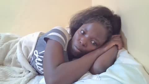Snapshot of pretty_petite_ebony chatting on 03.11.25 pretty_petite_ebony online show from 03.11.25
