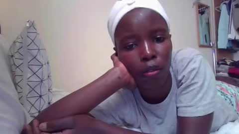 Snapshot of pretty_petite_ebony chatting on 10.19.25 pretty_petite_ebony online show from 10.19.25