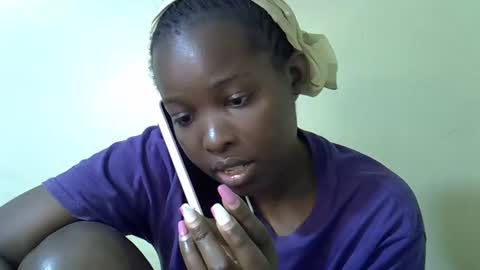 Snapshot of pretty_pussy2 chatting on 02.24.25 Essy online show from 02.24.25