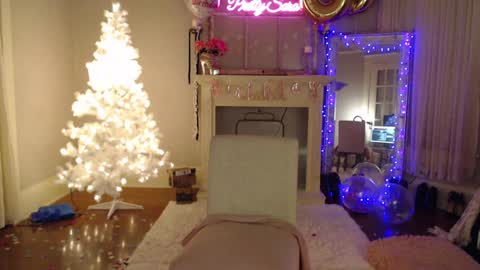 Pretty Sara online show from 12.12.24