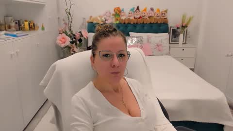 Snapshot of prettyblackeyes chatting on 02.12.26 wilma online show from 02.12.26