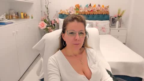 Snapshot of prettyblackeyes chatting on 02.12.26 wilma online show from 02.12.26