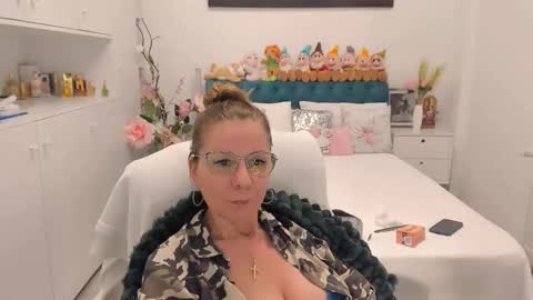 Snapshot of prettyblackeyes chatting on 02.14.26 wilma online show from 02.14.26