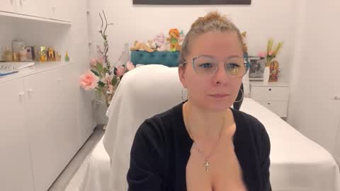 Snapshot of prettyblackeyes chatting on 02.16.26 wilma online show from 02.16.26