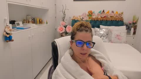 Snapshot of prettyblackeyes chatting on 02.26.26 wilma online show from 02.26.26