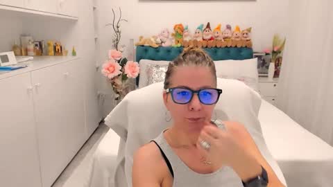 Snapshot of prettyblackeyes chatting on 02.26.26 wilma online show from 02.26.26