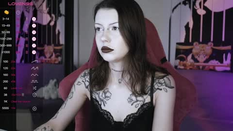 Snapshot of prettybones chatting on 01.03.25 Violet online show from 01.03.25