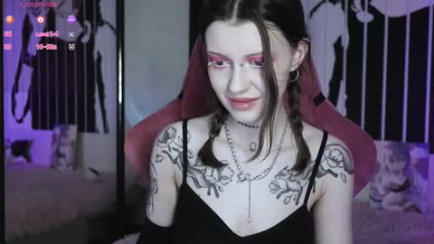 Snapshot of prettybones chatting on 03.08.25 Violet online show from 03.08.25