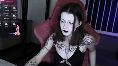 Snapshot of prettybones chatting on 10.13.25 Violet online show from 10.13.25