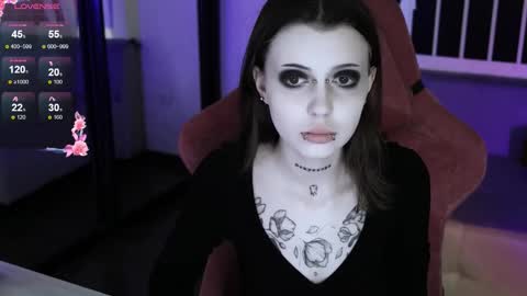 Snapshot of prettybones chatting on 10.24.25 Violet online show from 10.24.25