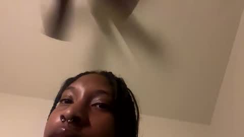 Snapshot of prettyfacefemale chatting on 10.13.25 prettyfacefemale online show from 10.13.25