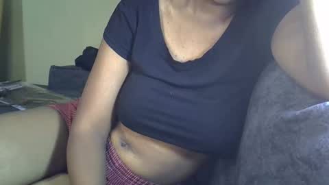 Snapshot of prettyjeje334 chatting on 11.19.25 Shaz online show from 11.19.25