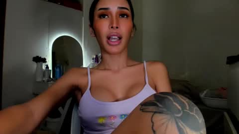 Snapshot of prettylittlesuckerr chatting on 11.08.25 Jovill Mays online show from 11.08.25
