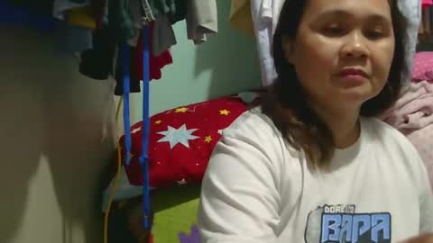 Snapshot of prettynhing chatting on 12.15.24 Nhing online show from 12.15.24