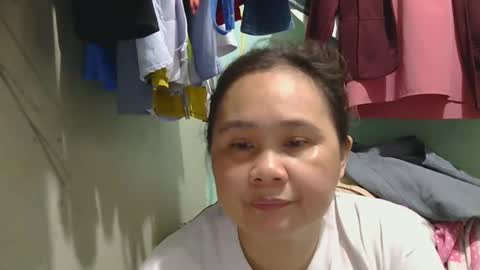Snapshot of prettynhing chatting on 12.30.24 Nhing online show from 12.30.24