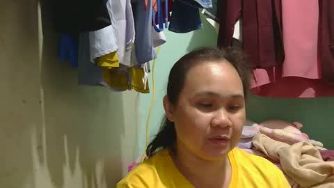 Snapshot of prettynhing chatting on 12.30.24 Nhing online show from 12.30.24