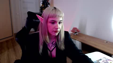 Snapshot of princessshy___ chatting on 02.14.25 18 y.o online show from 02.14.25