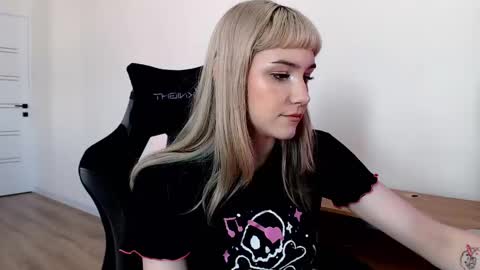 Snapshot of princessshy___ chatting on 02.21.25 18 y.o online show from 02.21.25