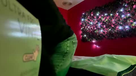 Snapshot of puffiest chatting on 09.24.25 puffiest online show from 09.24.25