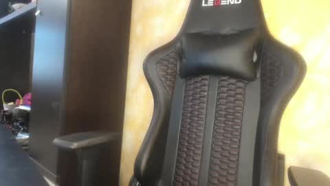 Snapshot of qtxwrm31 chatting on 01.05.25 L online show from 01.05.25