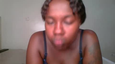 Snapshot of queen_mira chatting on 09.10.25 queen_mira online show from 09.10.25