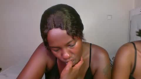 Snapshot of queen_mira chatting on 09.11.25 queen_mira online show from 09.11.25