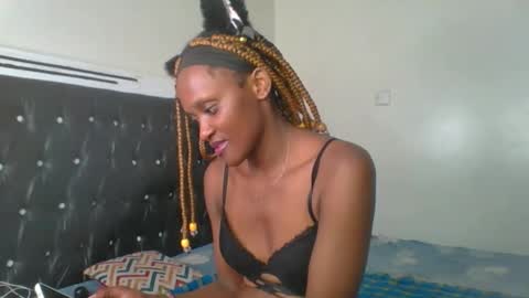 Snapshot of queen_mira chatting on 09.14.25 queen_mira online show from 09.14.25
