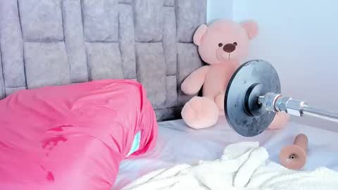 Snapshot of queen_yully chatting on 02.19.26 queen_yully online show from 02.19.26