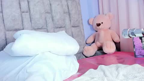 Snapshot of queen_yully chatting on 02.27.26 queen_yully online show from 02.27.26