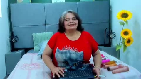 Snapshot of queenmature chatting on 09.09.25 VickyBoobss online show from 09.09.25