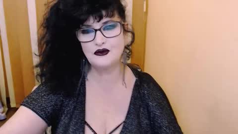 Snapshot of queenofsin chatting on 12.08.24 queenofsin online show from 12.08.24