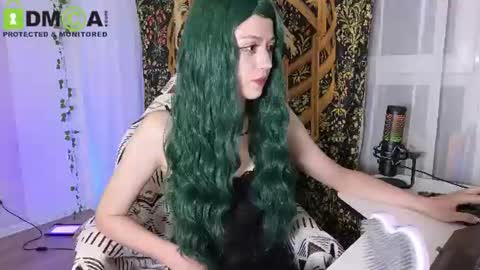 Snapshot of queenofwandss chatting on 07.04.26 follow my new insta online show from 07.04.26