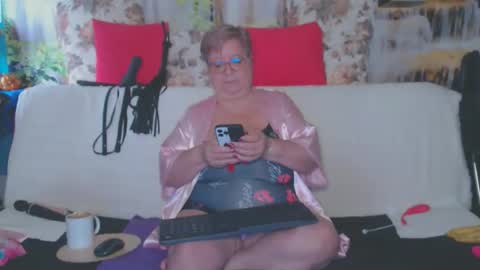 Snapshot of queenpammy chatting on 10.18.25 QueenPammy online show from 10.18.25