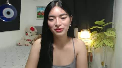 Snapshot of queenpinay69 chatting on 10.25.25 QueenPinay69 online show from 10.25.25