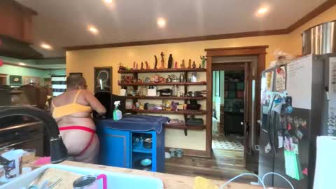 Queen Hilarity online show from 03.24.26