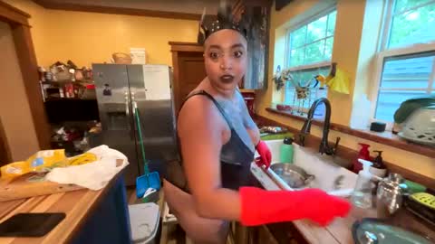 Queen Hilarity online show from 04.27.26