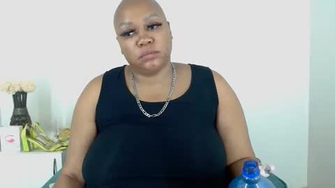 Snapshot of queenxjessi chatting on 10.13.25 QUEENxJESSI online show from 10.13.25