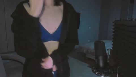 Snapshot of quietluxury chatting on 12.20.25 quietluxury online show from 12.20.25