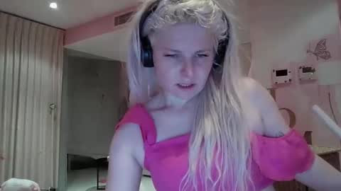 Snapshot of qv3ncrazy chatting on 09.12.25 CRAZYCRYSTALCRAYAZIONZ online show from 09.12.25