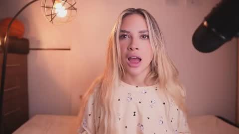 Snapshot of r4veenn chatting on 10.27.25 RACHEL BLAKE online show from 10.27.25