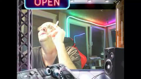 Snapshot of r_2d2_ chatting on 01.10.25 dj mike online show from 01.10.25