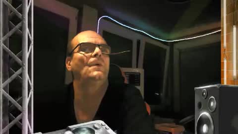 Snapshot of r_2d2_ chatting on 10.13.25 dj mike online show from 10.13.25