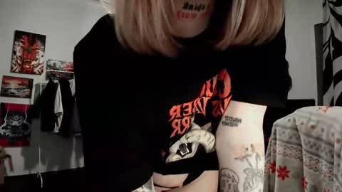 Snapshot of raiingurl chatting on 09.20.25 Kate online show from 09.20.25