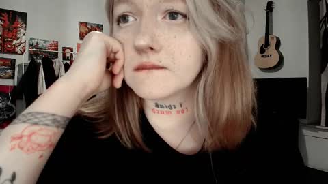 Snapshot of raiingurl chatting on 09.21.25 Kate online show from 09.21.25