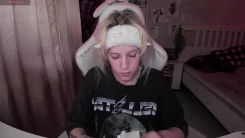 Snapshot of rapunzel_cute chatting on 11.11.25 Rapunzel online show from 11.11.25