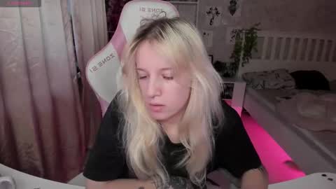 Snapshot of rapunzel_cute chatting on 11.15.25 Rapunzel online show from 11.15.25