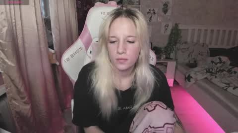 Snapshot of rapunzel_cute chatting on 11.17.25 Rapunzel online show from 11.17.25